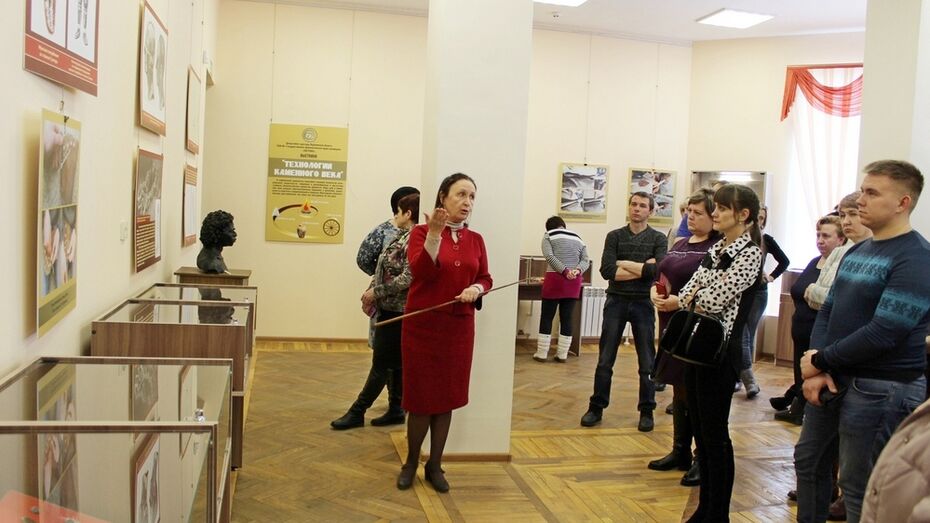 В Таловском музее открылась выставка «Технологии каменного века»