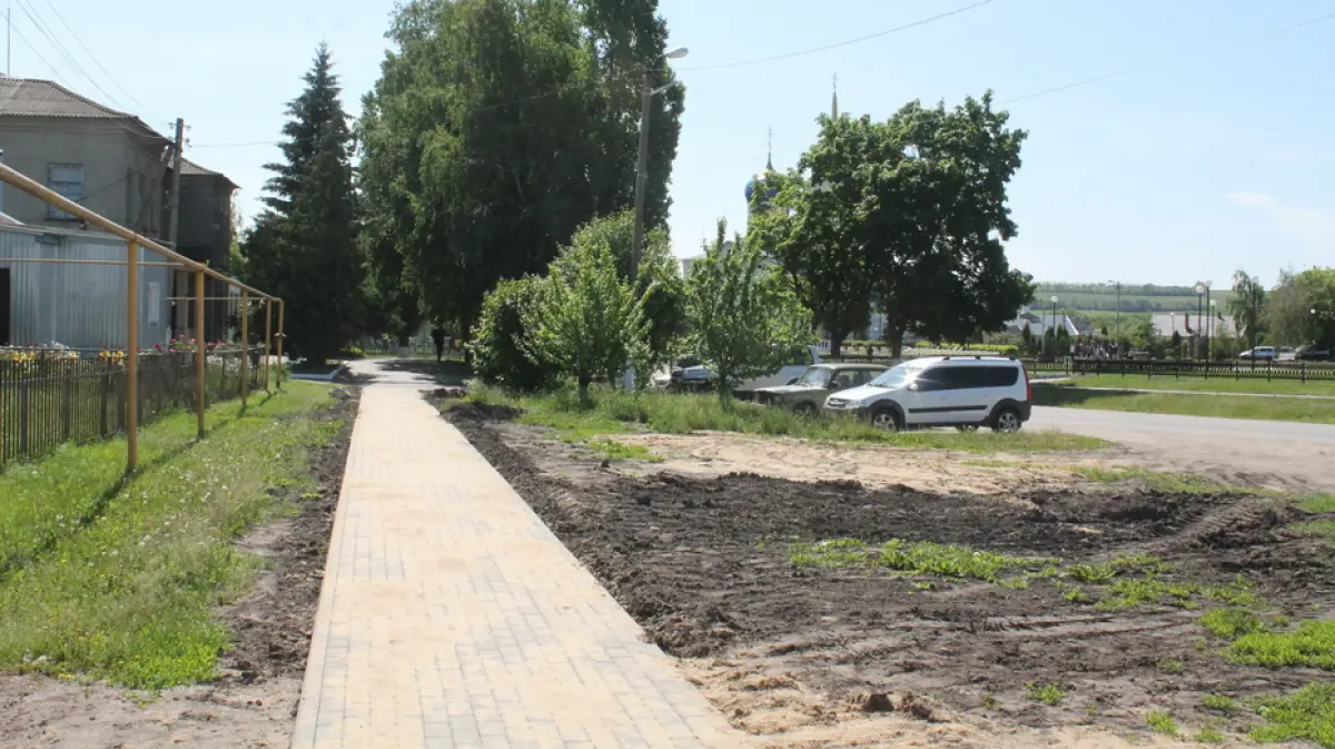 Тротуар проложили на центральных улицах села Хохол