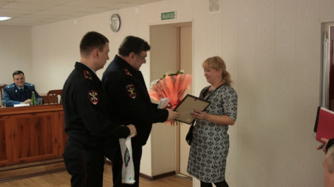 Жительницу Воронежа наградили за помощь в поимке напавшего на 2 полицейских бомжа