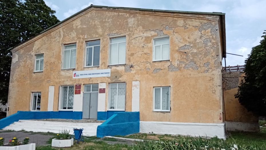 В репьевском селе Новосолдатка впервые за 59 лет отремонтировали крышу Дома культуры