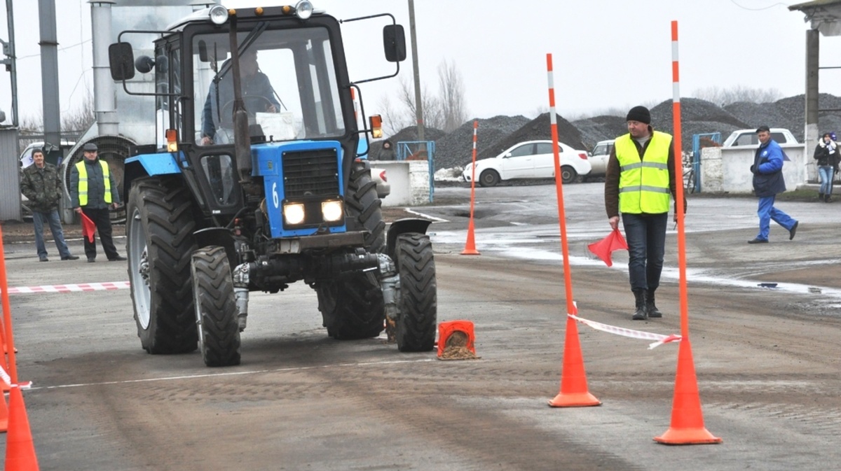 Профессия тракторист. Вакансии тракториста воронеж. Трактористов 4 екатеринбург. Мбу комбинат благоустройства г балаково. Трактористы село савинка волгоградская область.