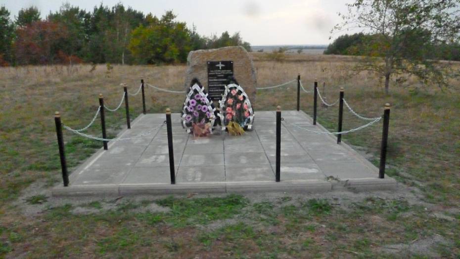 В Богучарском районе благоустроили памятник погибшим в ВОВ летчикам
