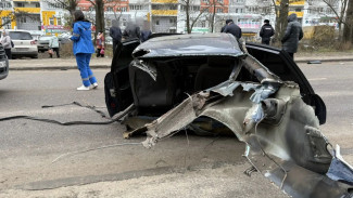 Audi порвало пополам: появились фотографии с места смертельного ДТП с автобусом в Воронеже