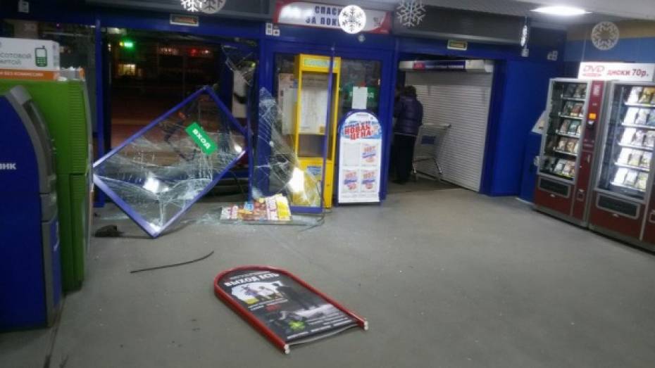В Воронеже протаранивший гипермаркет «Линия» водитель скрылся