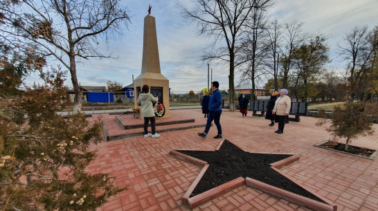 В острогожском селе Гнилое активисты отремонтировали памятник воинам-односельчанам