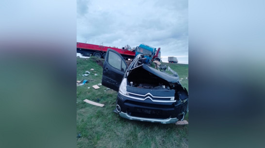 Воронежец на Citroen погиб в аварии с двумя грузовиками