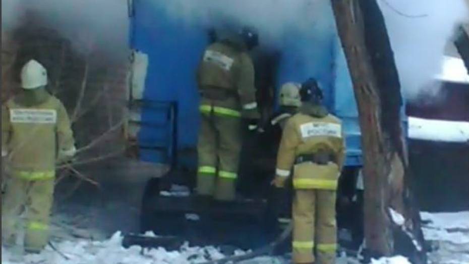 Воронежцы сняли на видео тушение пожара в бытовке на Богдана Хмельницкого