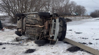 В Воронежской области «Лада» вылетела в кювет и врезалась в столб: пострадал водитель