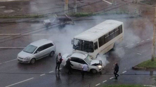 В Воронеже сняли на видео ДТП с 5 пострадавшими