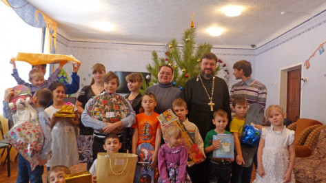 Лискинским детям-сиротам подарили «Рождественское чудо» 