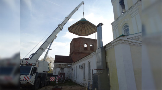 В Петропавловке на храме установили купол и крест