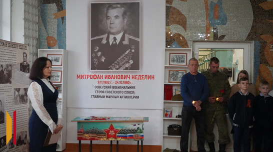 В борисоглебской школе открыли парту героев – маршала Митрофана Неделина и участника СВО Георгия Евсенко