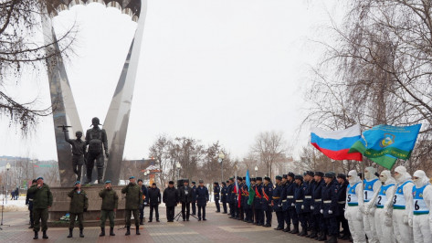 Новороссийские военнослужащие провели митинг у воронежского памятника десантникам