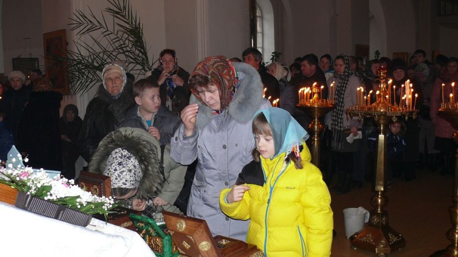 Жители Верхнемамонского района приложились к святыне