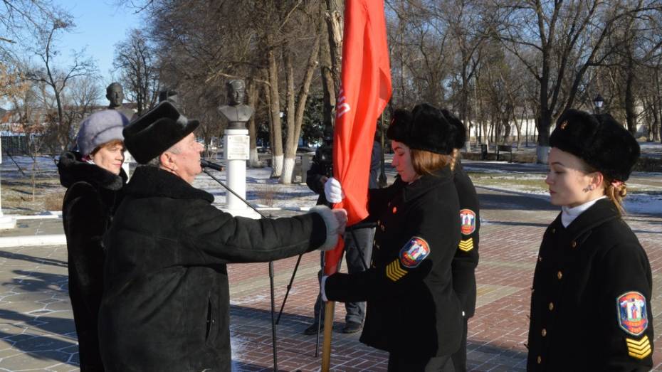 Павловские школьники получили копию Знамени Победы