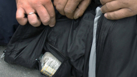 В Воронеже полицейские поймали наркодилеров, искавших героин на М-4