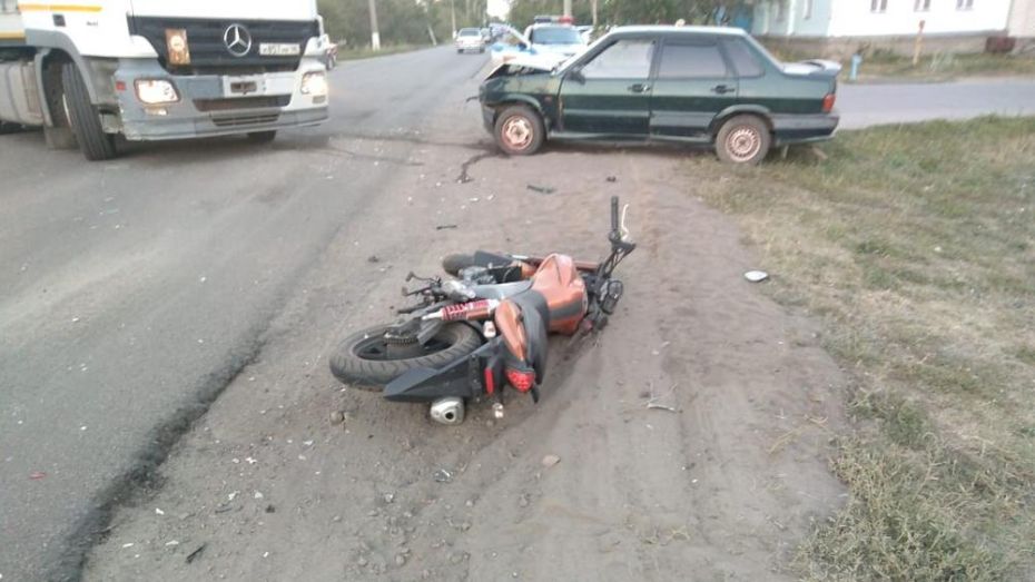 В Борисоглебске иномарку после столкновения с ВАЗ-2115 отбросило на 17-летнего мотоциклиста