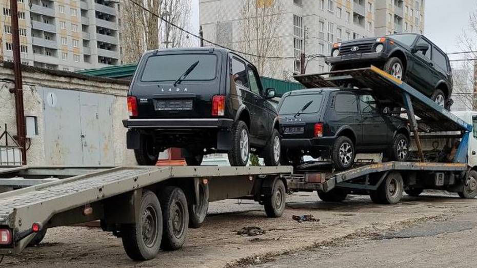 Правительство Воронежской области передало военным 7 автомобилей Niva