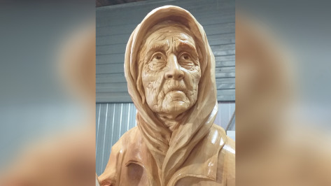 Воронежский мастер рассказал о ходе работы над скульптурой бабушки с красным флагом