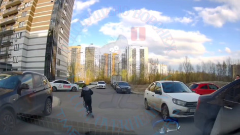 В воронежском ЖК «Лазурный» автомобилист едва не сбил двух детей на самокатах