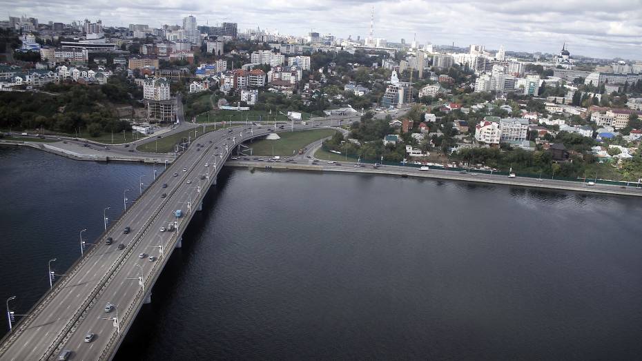 Воронежцам объяснили ночное появление выделенной полосы на Чернавском мосту