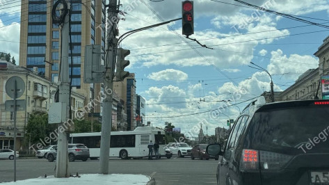 Автобус попал в ДТП на перекрестке Кольцовской и Плехановской в Воронеже