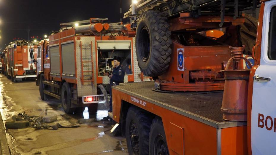 Ночной пожар на складе в Воронеже унес жизнь 59-летнего мужчины