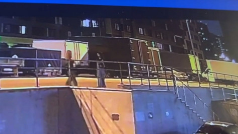 В Воронеже в жилом массиве Олимпийский неизвестный начал стрелять в девушек: видео