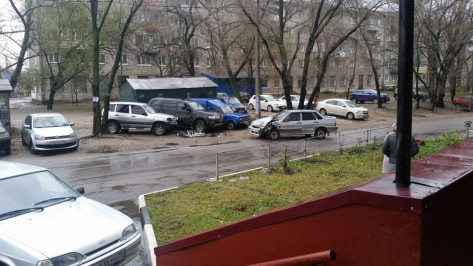 В Воронеже водитель «ВАЗа» разбил 4 припаркованные машины