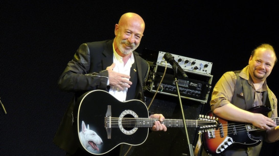 Александр Розенбаум удивил воронежцев гитарой с изображением пса