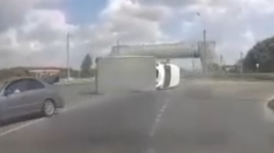 Под Воронежем на видео попал момент ДТП с перевернувшимся грузовиком
