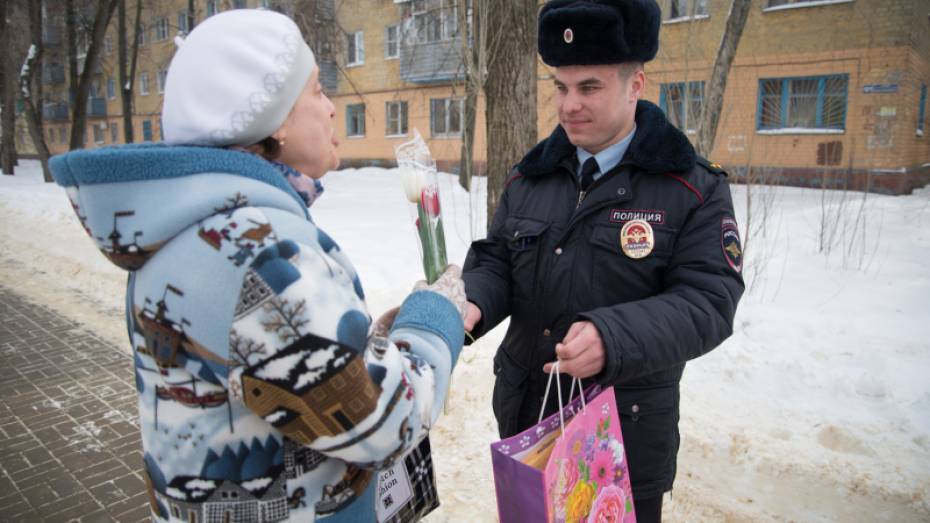 Жительницы Воронежа получили от своих участковых цветы и подарки на 8 Марта 