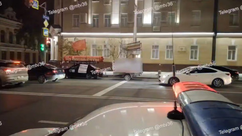 В Воронеже заметили машину с ракетой «На Вашингтон»: видео