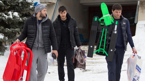 Футболисты воронежского «Факела» подарили санки детям из приютов