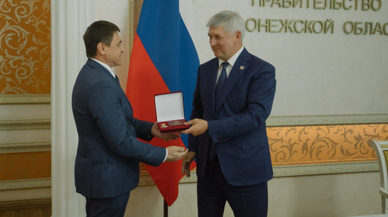 Воронежский губернатор поздравил с 55-летием руководителя мобилизационного управления облправительства
