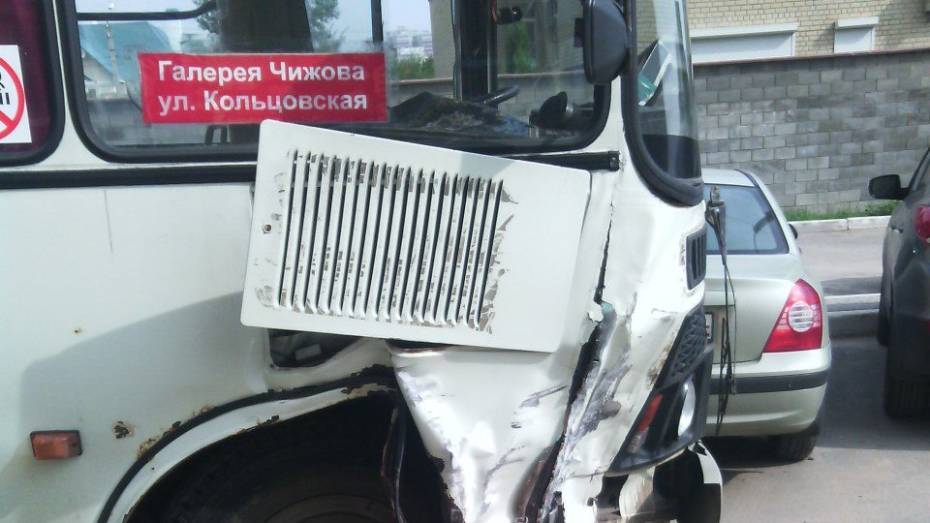 В Воронеже маршрутный автобус повредил 6 машин