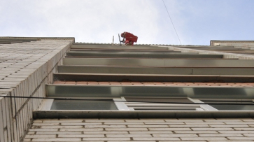 В Воронеже девушка выбросилась с балкона собственной квартиры