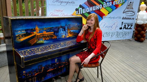 В «Алых парусах» установили пианино с видами Воронежа