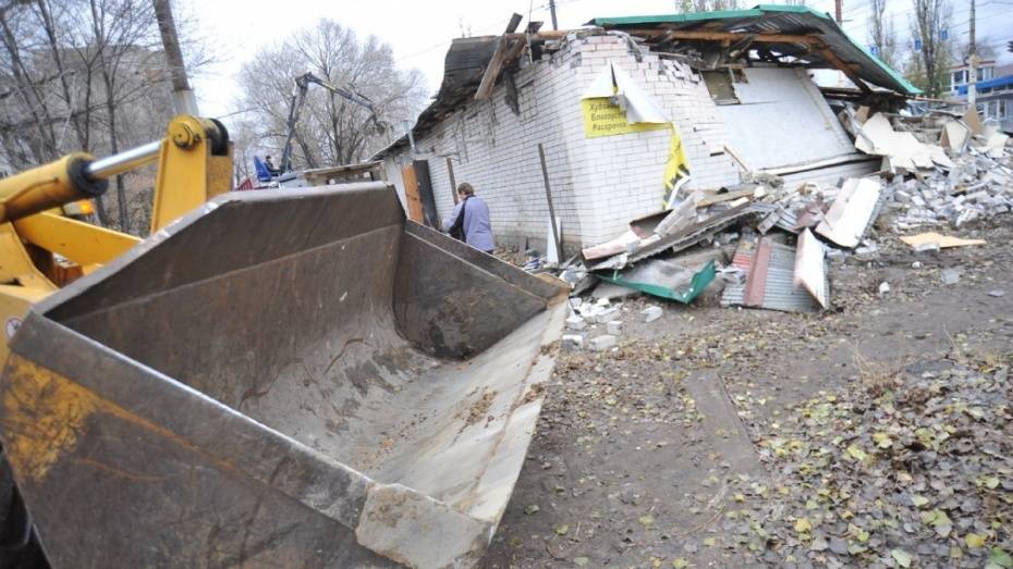 В Воронеже приставы начали принудительный снос нежилого здания на улице Героев Сибиряков 