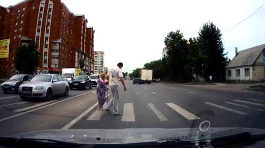 Житель Воронежа, нарушив ПДД, перевел старушку через дорогу (ВИДЕО)