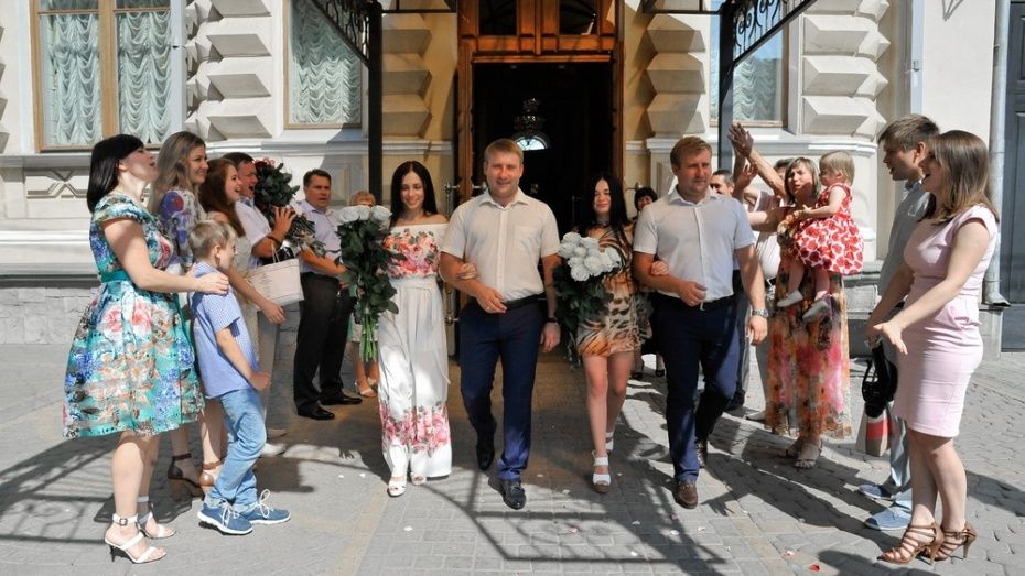 Жители Воронежской области стали чаще жениться