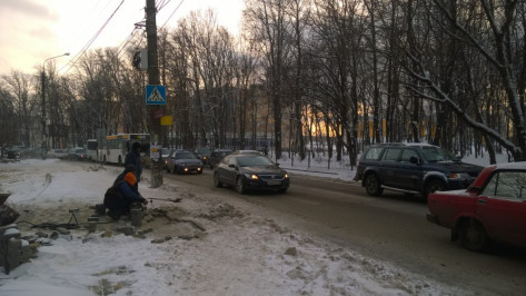 Мэрия Воронежа прокомментировала укладку тротуара в снег на Ломоносова
