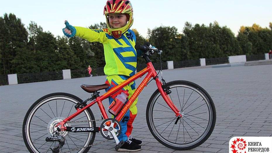 В Книгу рекордов России попал 4-летний мальчик из Воронежа за велотрюк 