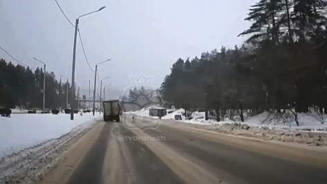 В Воронеже у Юго-Западного кладбища у «Газели» на ходу отвалились два колеса: видео