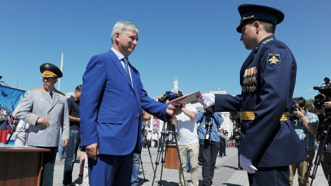 Александр Гусев поздравил выпускников воронежской Военно-воздушной академии