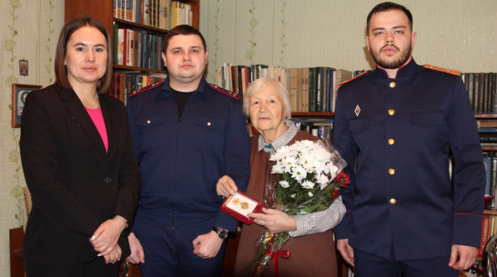 Жительнице Боброва вручили почетный знак к 80-летию полного освобождения Ленинграда от фашистской блокады