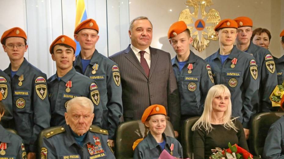 Воронежскому школьнику вручили медаль «За отвагу на пожаре» в Москве