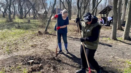 В новоусманском поселке Отрадное активисты убрали территорию возле реки