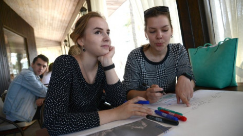 Компания МТС предложила юным воронежцам создать эскиз платья для Полины Гагариной