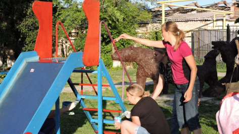 В Кантемировке родители малышей провели субботник в детском парке